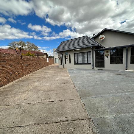 Favour Guest House Polokwane Bagian luar foto