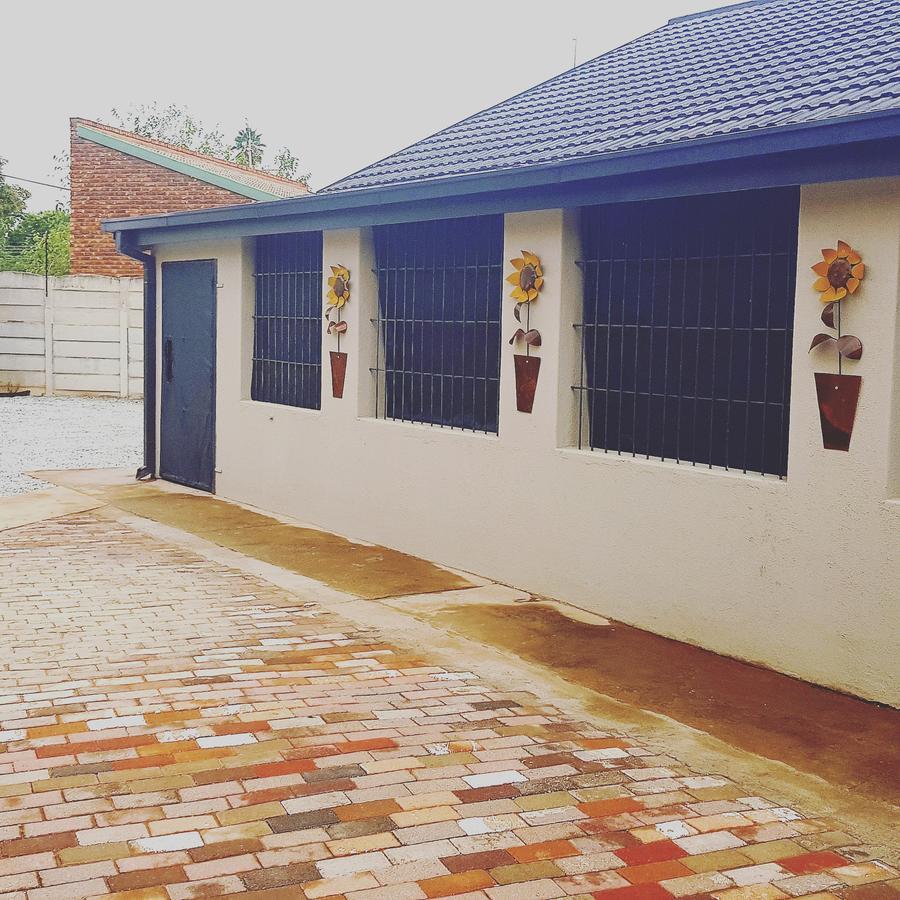 Favour Guest House Polokwane Bagian luar foto